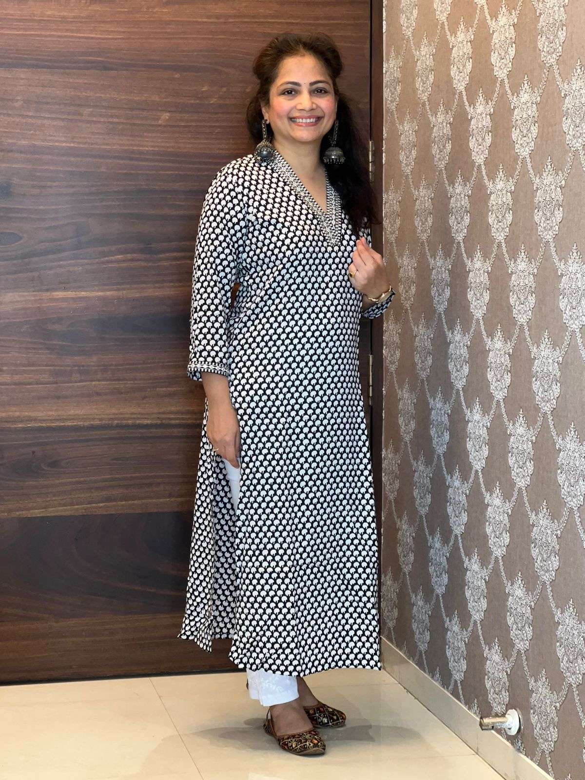 V Neck Black-White Kurti